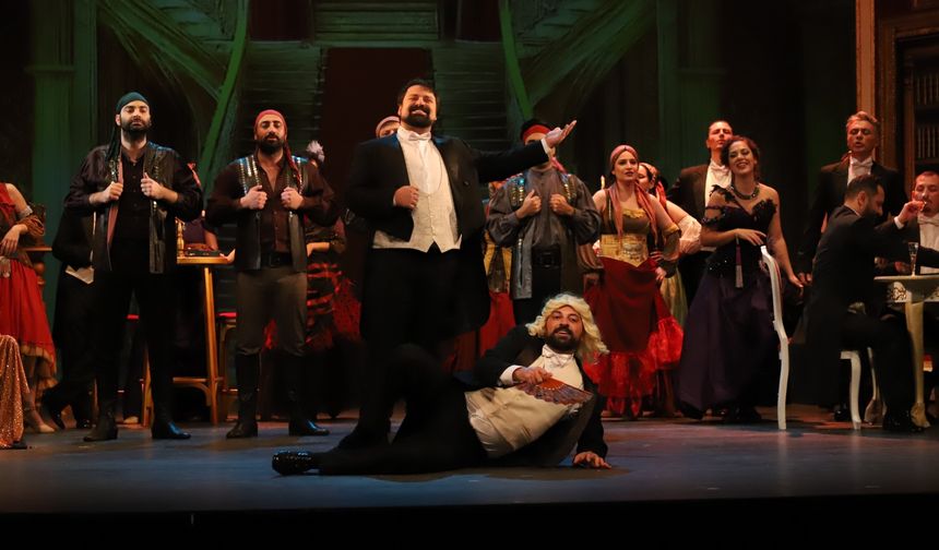 Eser, aşkı için büyük acılar çeken ve fedakarlık yapan baş kahraman Violetta Valery'nin dram dolu ve ilgi çekici hayatını ele alıyor.
"La Traviata", yarın saat 20.00'de Atatürk Kültür Merkezi Aydın Gün Sahnesi'nde sanatseverlerle buluşacak.