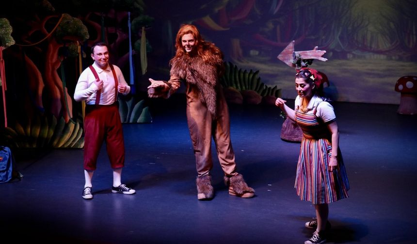 Metin Bayram'ın yazıp sahneye koyduğu tek perdelik çocuk oyunu, Samsun'da Atatürk Kültür Merkezi Zehra Yıldız Sahnesi'nde beğeniye sunuldu.