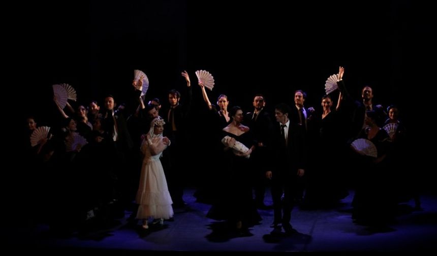 İspanyol şair ve oyun yazarı Federico Garcia Lorca'nın "Kanlı Düğün" oyunundan uyarlanan, özgün müzikleriyle dans ve dramatik anlatımın iç içe geçtiği modern başyapıt olan eser, Atatürk Kültür Merkezi Aydın Gün Sahnesi'nde yeniden seyircilerin beğenisine sunuldu.
