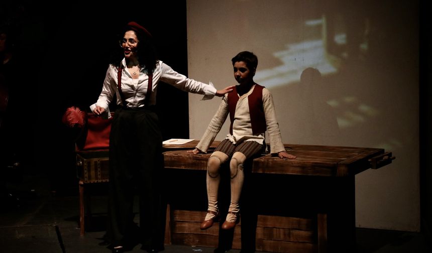 Orkestra, teknik ekip olmak üzere 60 kişinin yer aldığı eserin başkemancısı Bestenaz Yakar Akyuva olurken, ışık tasarımını Berkay Bayrak, video projeksiyonu ise Murat Turgut üstlendi.