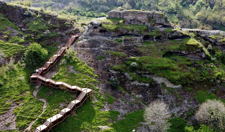 Tekkeköy Mağaraları’nda Kışın Tarih Yürüyüşü