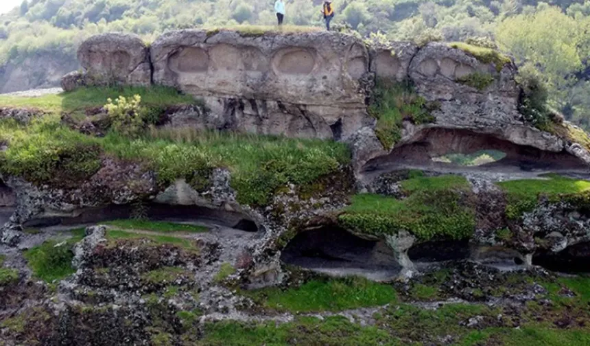 Tekkeköy Mağaraları: Tarih ve Doğanın İzle