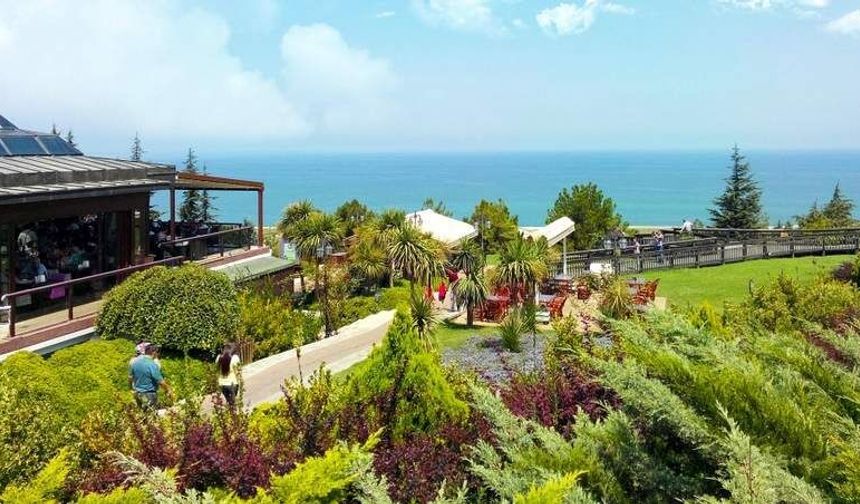 Amisos Tepesi’nde Gün Batımı ve Şehir Silueti