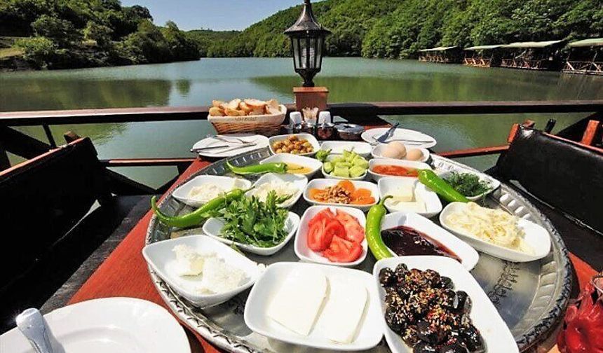 Ayvacık’ta Göl Kenarında Serpme Kahvaltı Kültürü