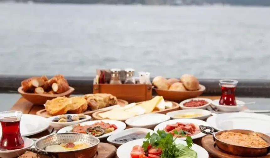 Ayvacık’ta Göl Manzarasında Kahvaltı