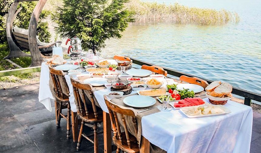 Ayvacık’ta Göl Kenarı Kahvaltı Kültürü
