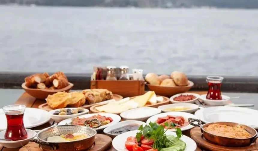 Ayvacık’ta Göl Manzaralı Kahvaltı Gelenekleri