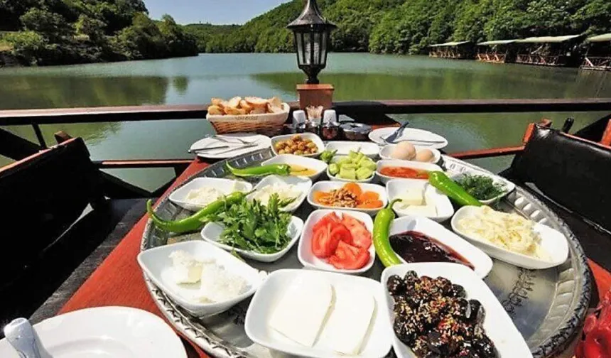 Ayvacık’ta Göl Kenarında Kurulan Sofralar
