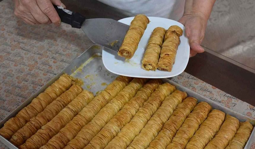 Salıpazarı’nda fındıkla yapılan yöresel tatlılar