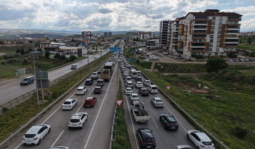 Bayram dönüşü Samsun yolunda uzun kuyruklar oluştu