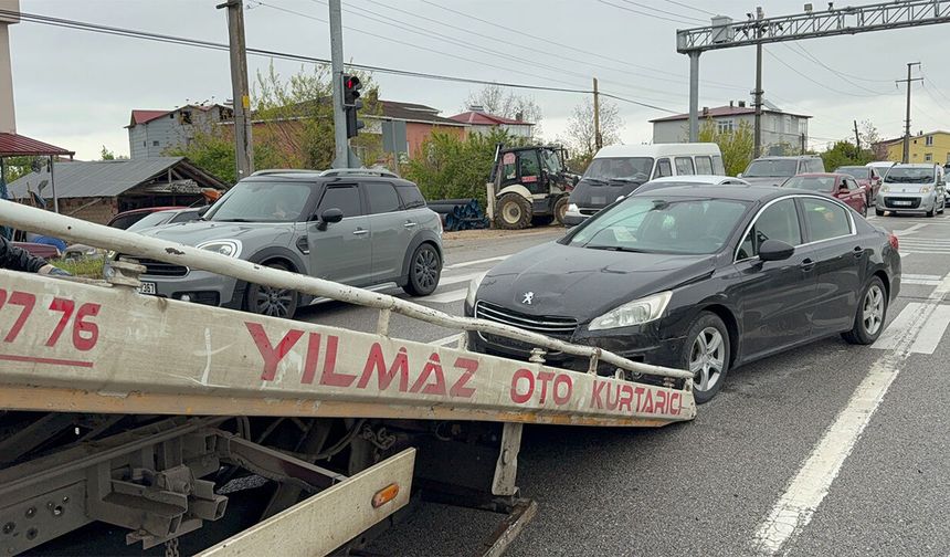 Samsun’da kavşakta kaza: Araçlar birbirine girdi!