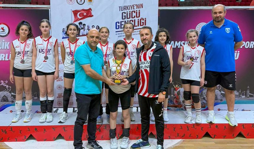 Samsunspor'un Mini Sultanları kürsüyü bırakmadı