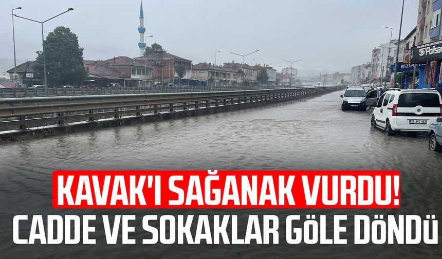 Kavak'ı sağanak vurdu! Cadde ve sokaklar göle döndü