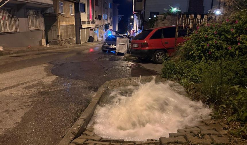 Samsun’da su borusu patladı! Cadde göle döndü
