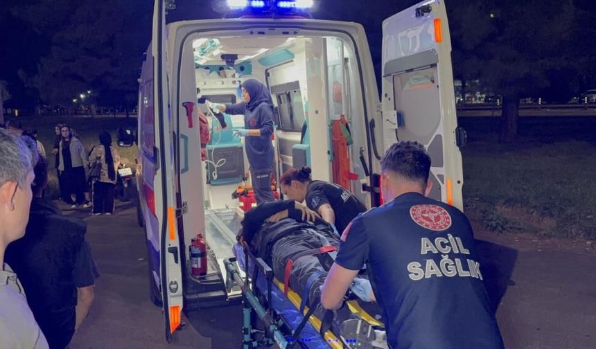 Samsun’da İki motosiklet birbirine girdi, otomobile çarptı