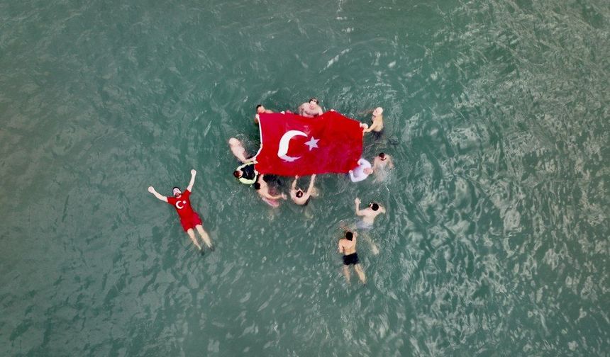 Samsun'da yüzücülerden denizde Cumhuriyet coşkusu!