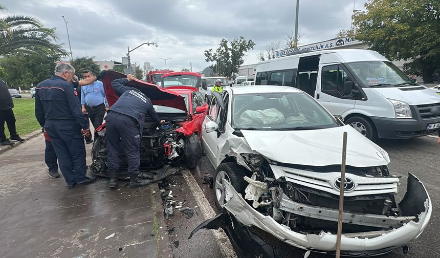 Samsun’da iki otomobil kafa kafaya çarpıştı: 1’i ağır 2 yaralı