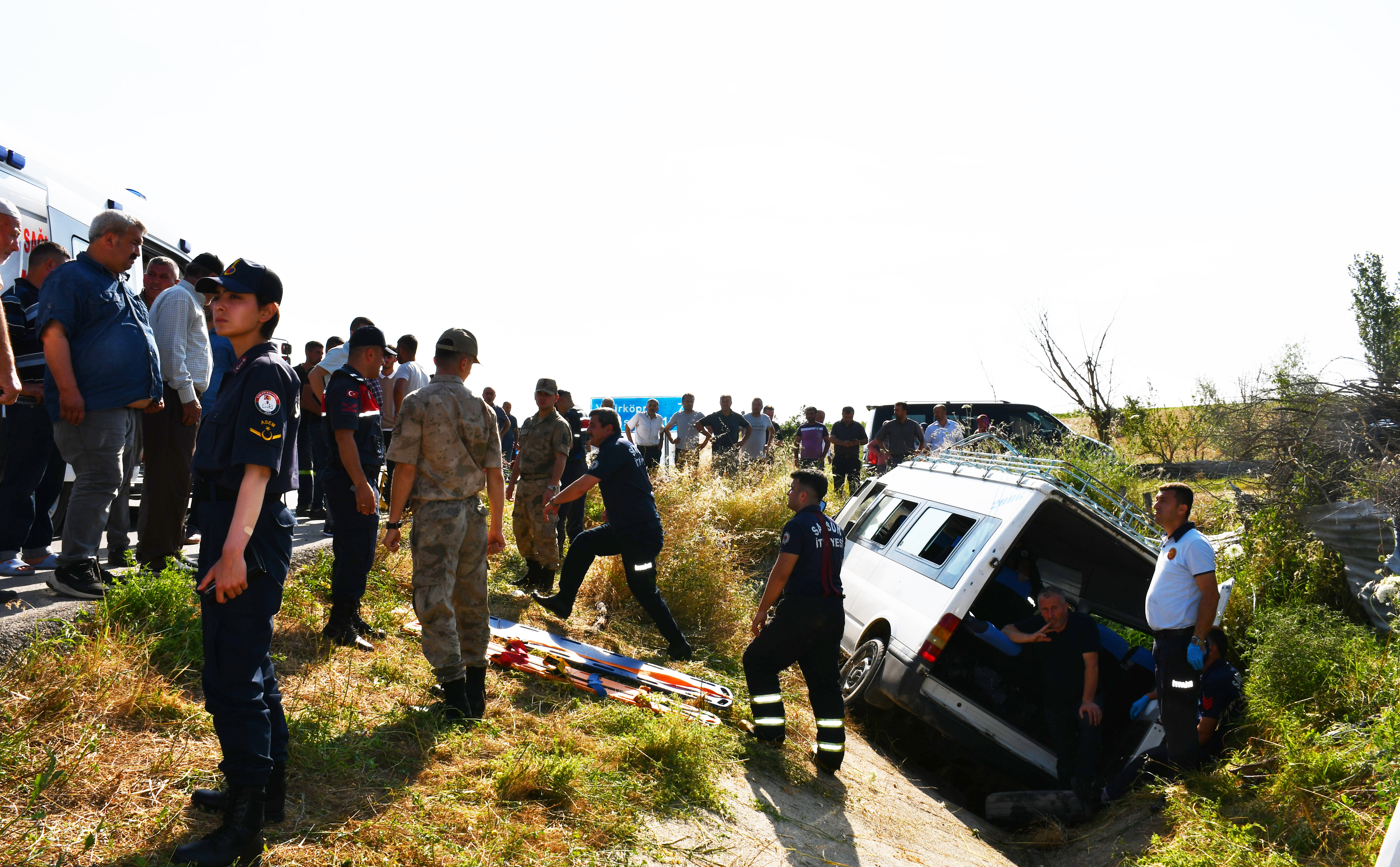 AA-20230707-31612994-31612993-SAMSUNDA_MINIBUS_SARAMPOLE_DEVRILDI_2_KISI_OLDU_5_KISI_YARALANDI