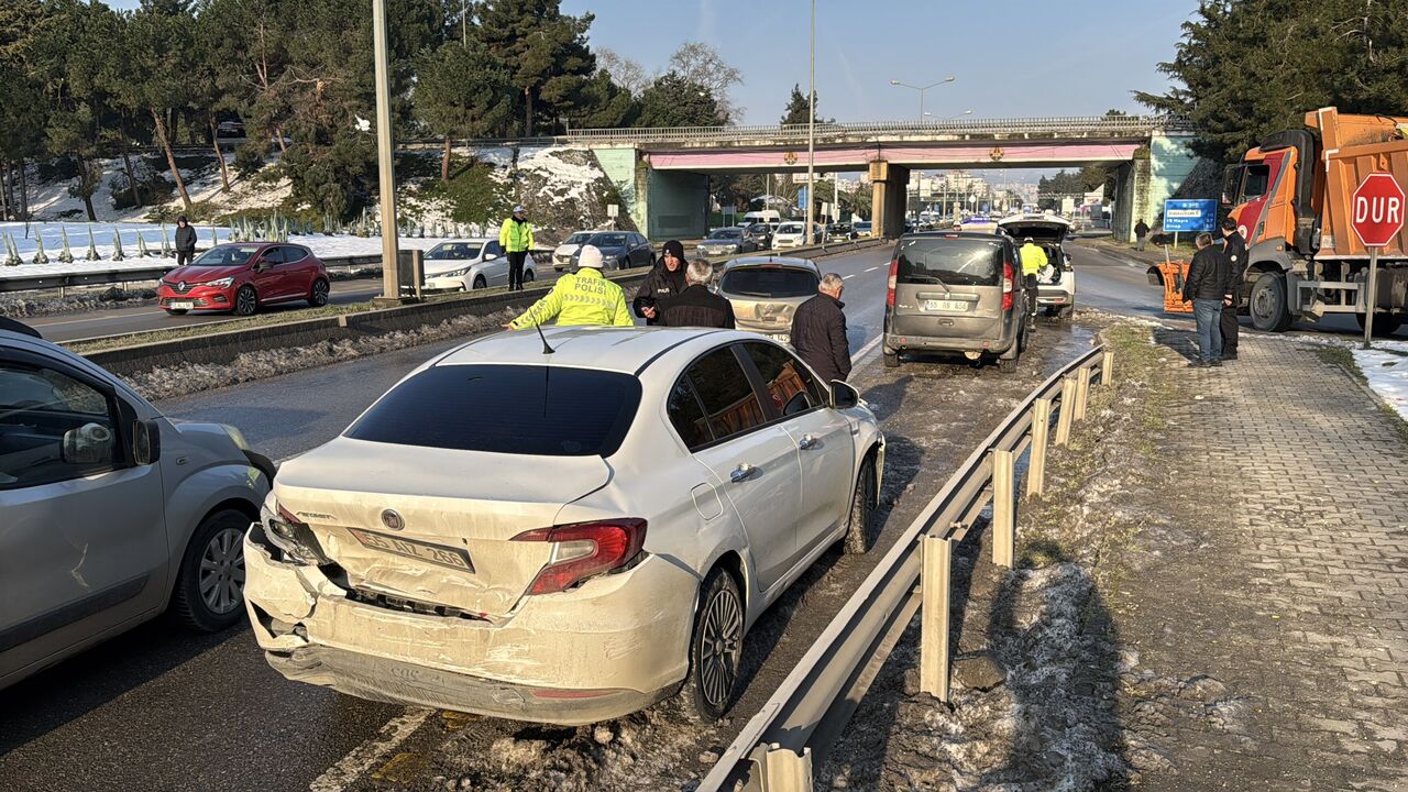 A A 20250227 37180782 37180780 S A M S U N D A Z I N C I R L E M E T R A F I K K A Z A S I N D A 2 K I S I Y A R A L A N D I