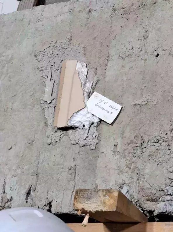 4 kişiye mezar olan binanın enkazından çıkan not yürekleri dağladı