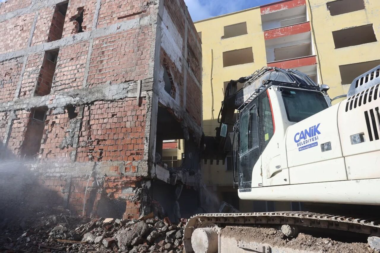 564241914 18086573974933896 3939476950964617034 N