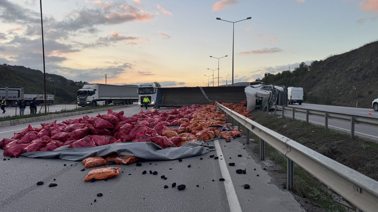 A A 20251002 39292183 39292178 S A M S U N D A U C A R A C I N K A R I S T I G I T R A F I K K A Z A S I N D A 3 K I S I Y A R A L A N D I 1280X720