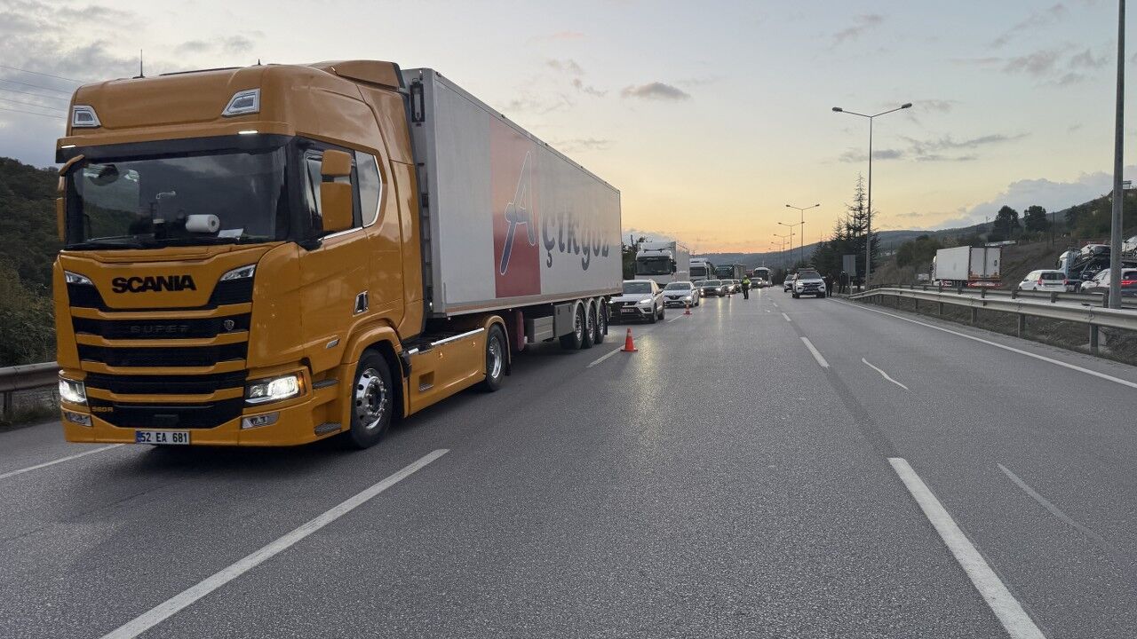 A A 20251002 39292183 39292181 S A M S U N D A U C A R A C I N K A R I S T I G I T R A F I K K A Z A S I N D A 3 K I S I Y A R A L A N D I 1280X720