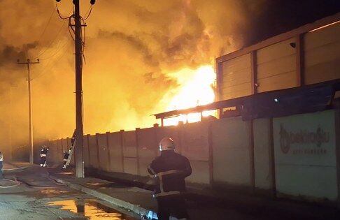 Samsun'da geri dönüşüm fabrikasında yangın paniği! 