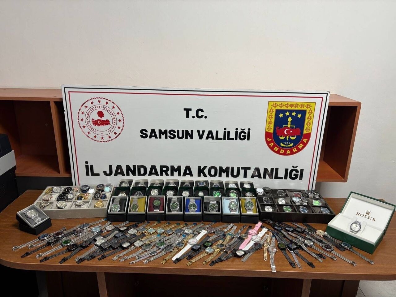 Samsun'da jandarma ekiplerinden kaçak saat operasyonu