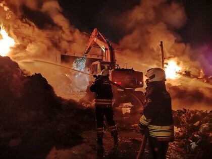 Samsun'da geri dönüşüm fabrikasında yangın paniği! 
