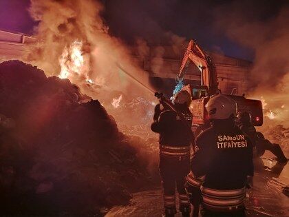 Samsun'da geri dönüşüm fabrikasında yangın paniği! 