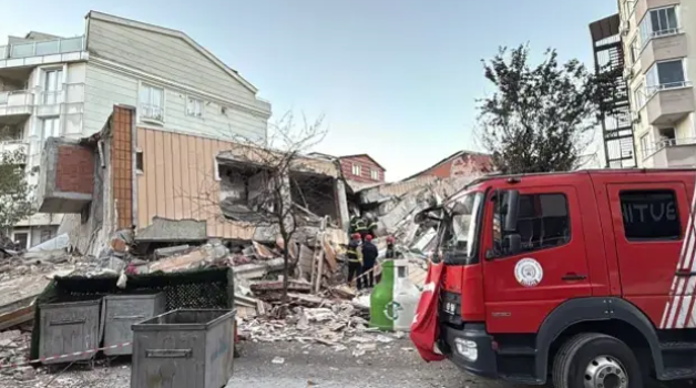 6 katlı bina çöktü! Enkaz altında kalanlar var