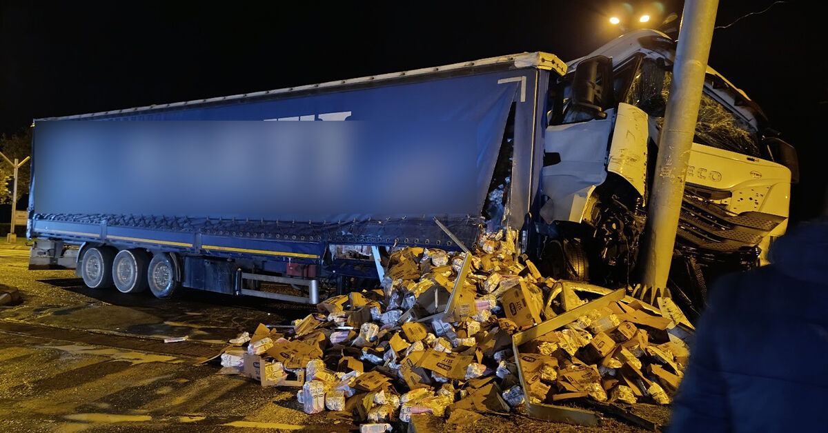 Samsun yolunda feci kaza! Süt yüklü tır ve otomobil çarpıştı