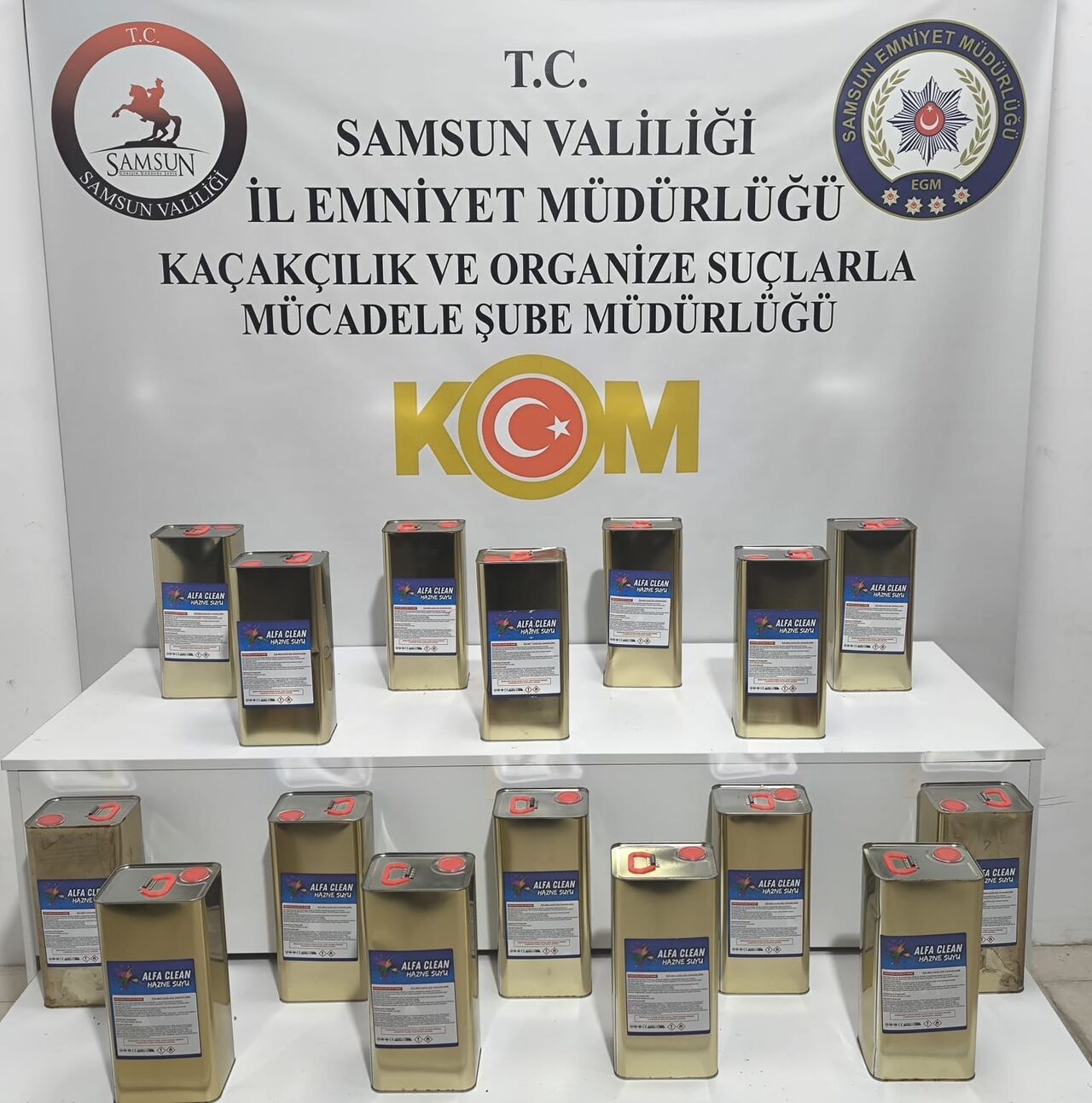 Samsun haber kapsamında: Samsun İl Emniyeti KOM’un kaçak alkol operasyonu sonrası delil sergisi.