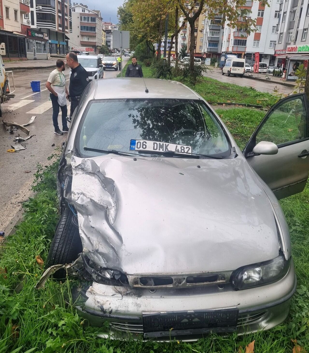 Samsun’da çöp kamyonuna çarpan otomobil refüje çıktı!