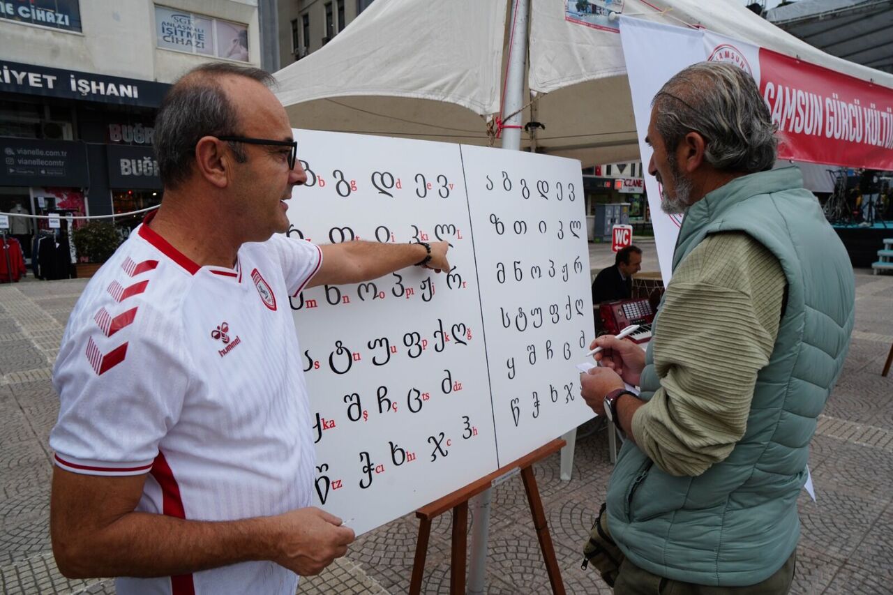 Samsun Cumhuriyet Meydanı hemşehri dernekleri ile şenlendi