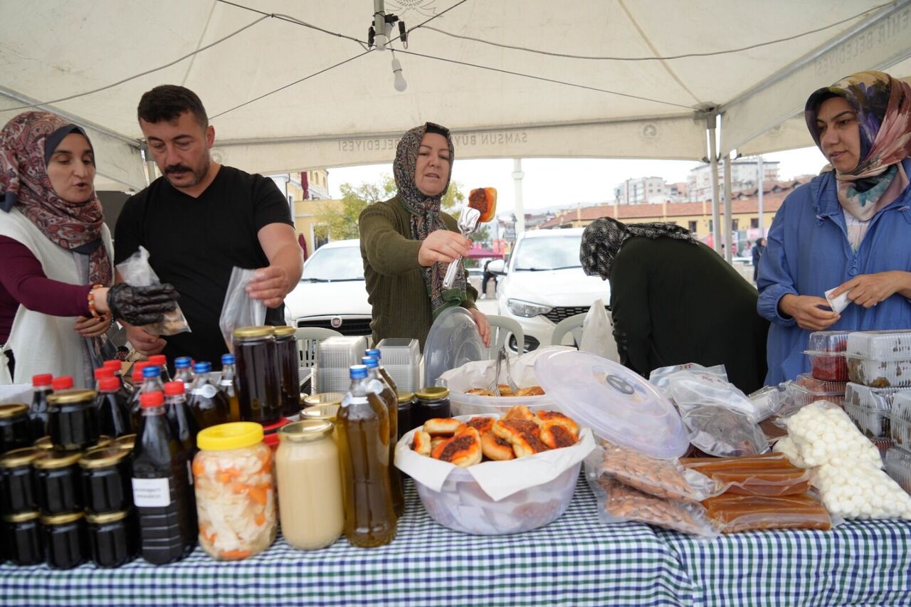 Samsun Cumhuriyet Meydanı hemşehri dernekleri ile şenlendi