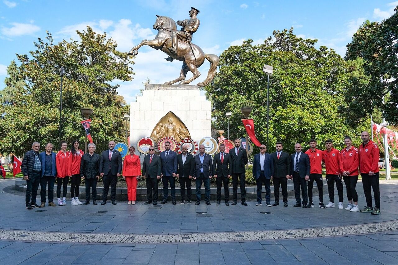 Samsunspor, Onur Anıtı’na çelenk sundu