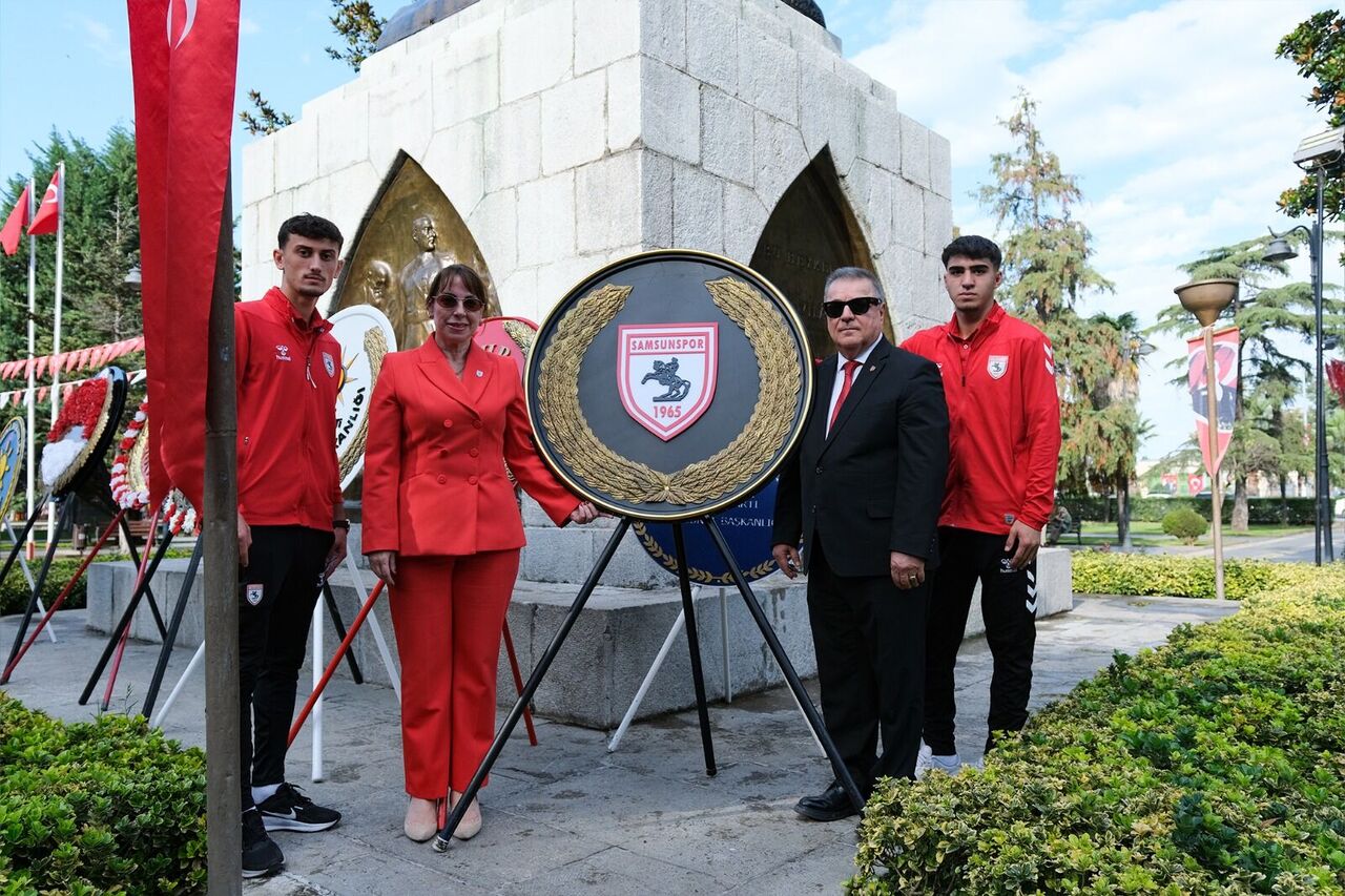 Samsunspor, Onur Anıtı’na çelenk sundu