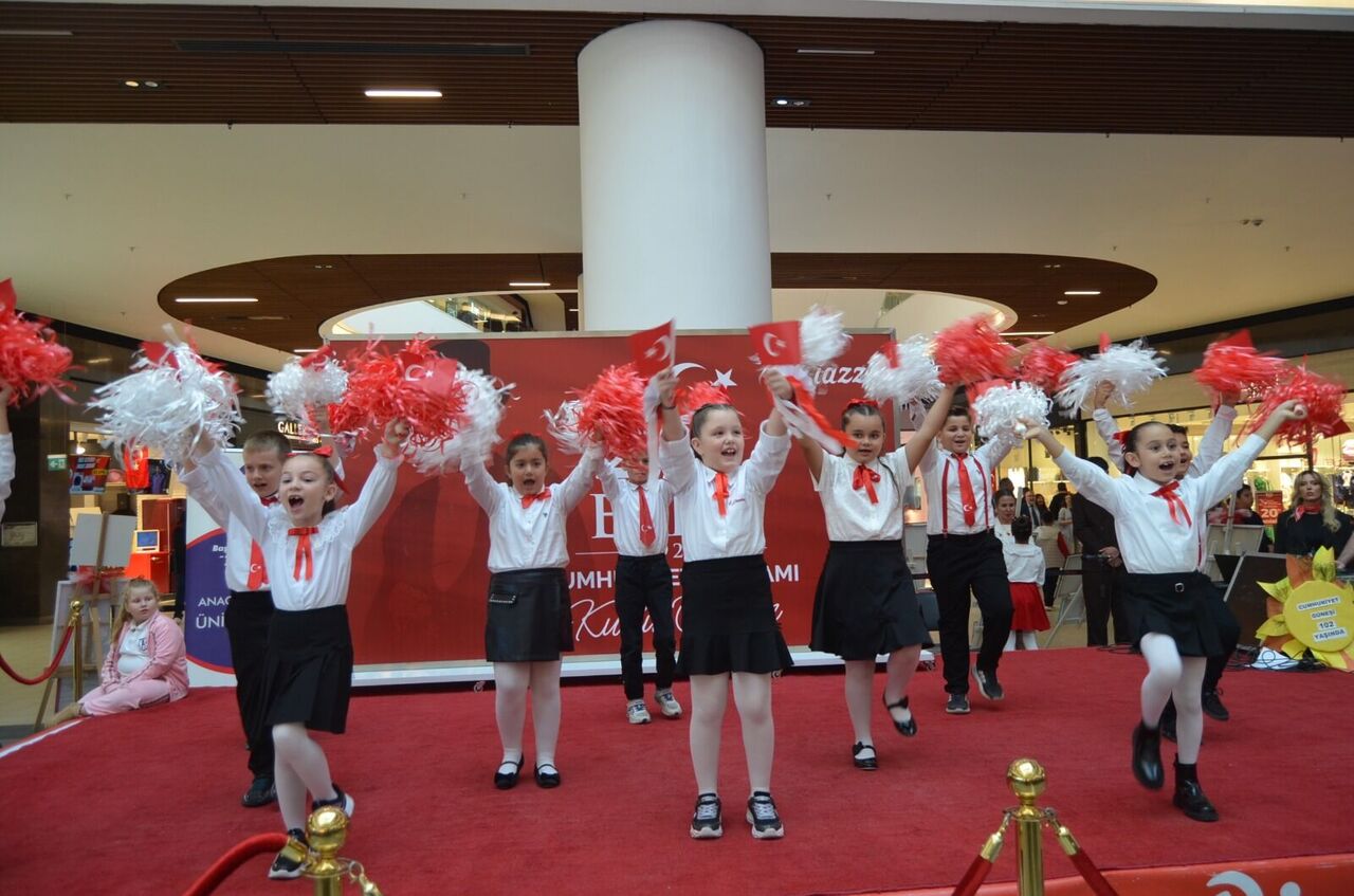 Samsun Zorlu Eğitim Kurumları'ndan şahane kutlama
