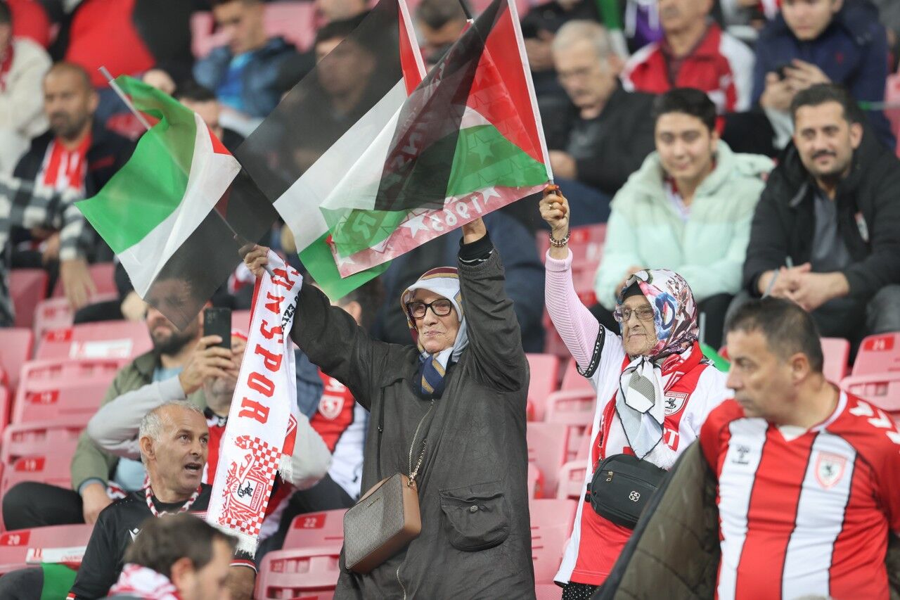 A A 20251107 39644512 39644507 F A N A T I K N I N E L E R T A R A F T A R I O L D U K L A R I S A M S U N S P O R U N M A C L A R I N I K A C I R M I Y O R 1280X853