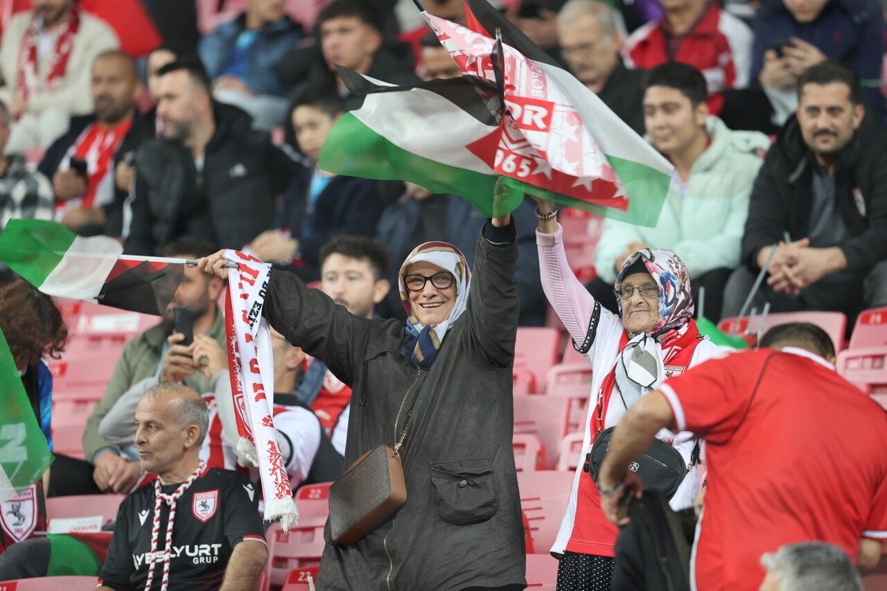 A A 20251107 39644512 39644508 F A N A T I K N I N E L E R T A R A F T A R I O L D U K L A R I S A M S U N S P O R U N M A C L A R I N I K A C I R M I Y O R 1280X853