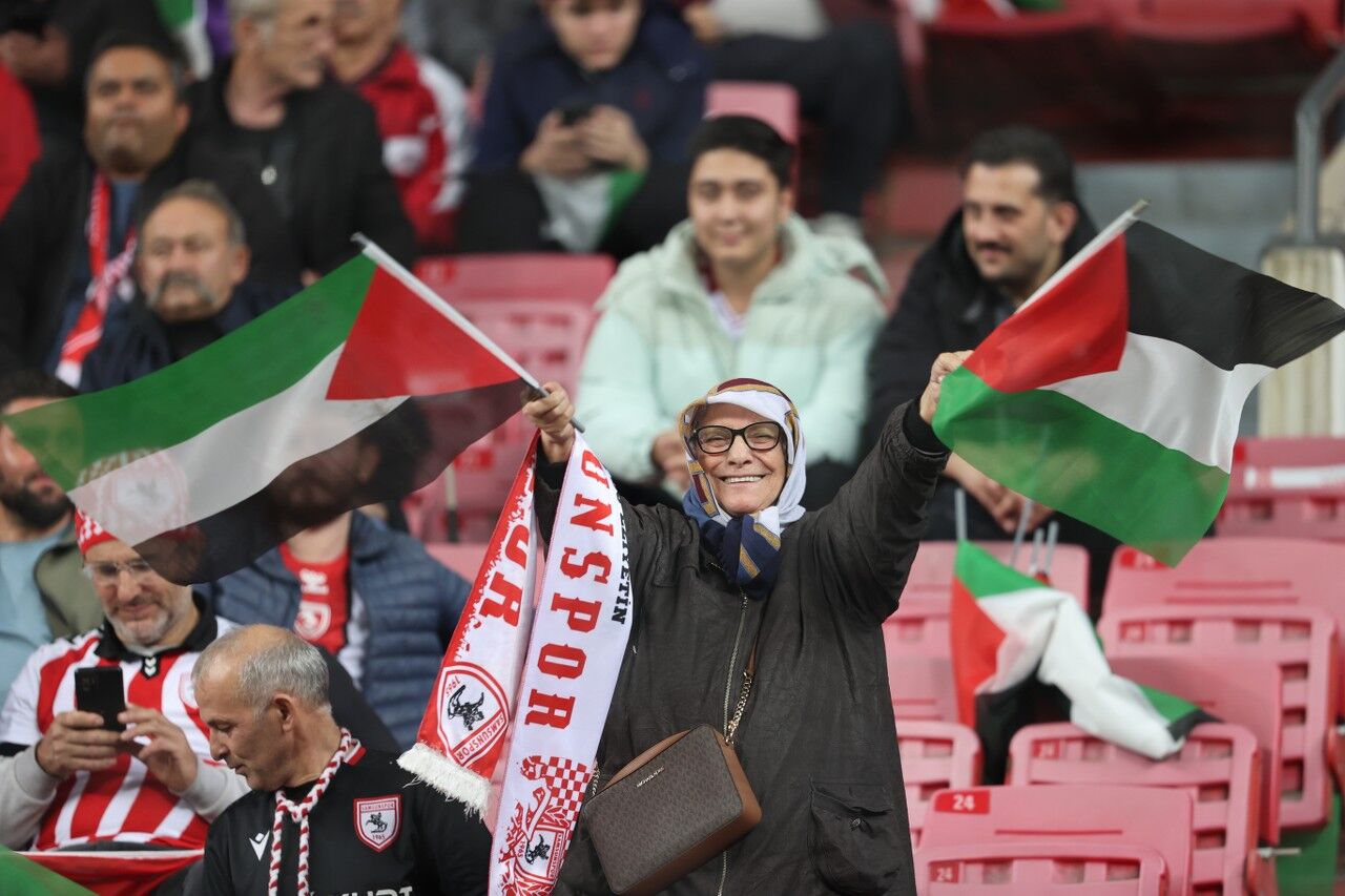 A A 20251107 39644512 39644510 F A N A T I K N I N E L E R T A R A F T A R I O L D U K L A R I S A M S U N S P O R U N M A C L A R I N I K A C I R M I Y O R 1280X853