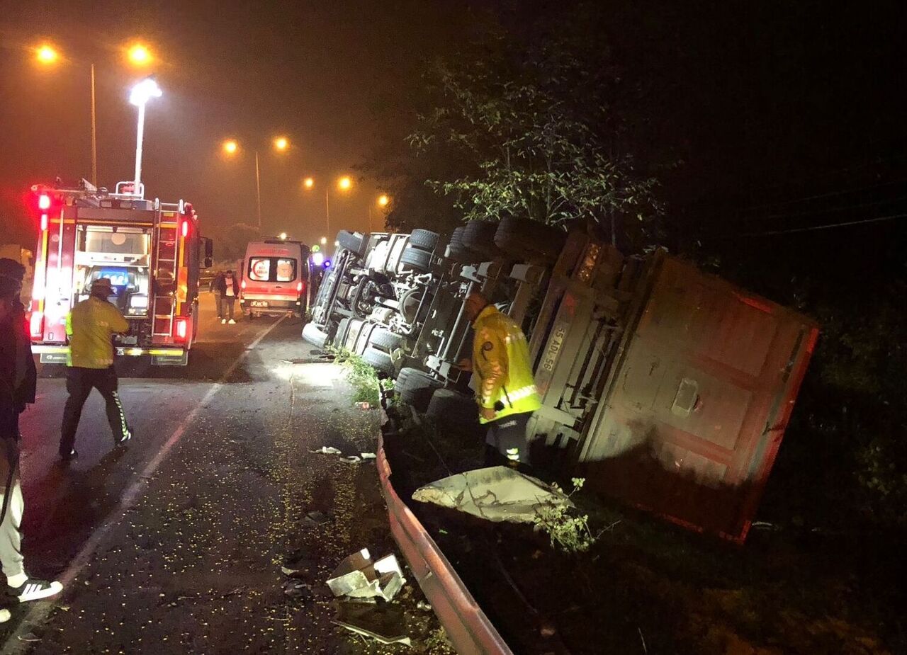 Samsun Bafra'da feci kaza: Tır devrildi!
