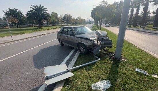 Samsun'da ani fren kazası: Araç hurdaya döndü