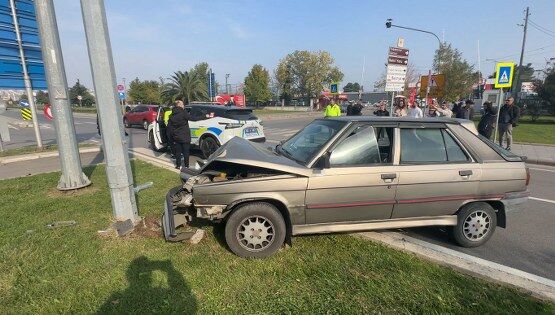 Samsun'da ani fren kazası: Araç hurdaya döndü