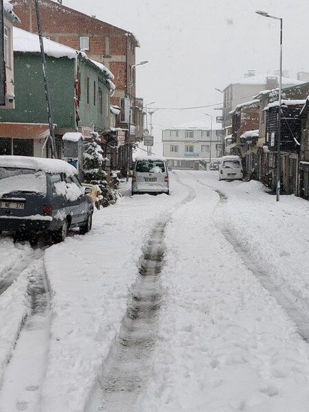 Karadeniz' mevsimin ilk karı düştü! Yollar kapandı