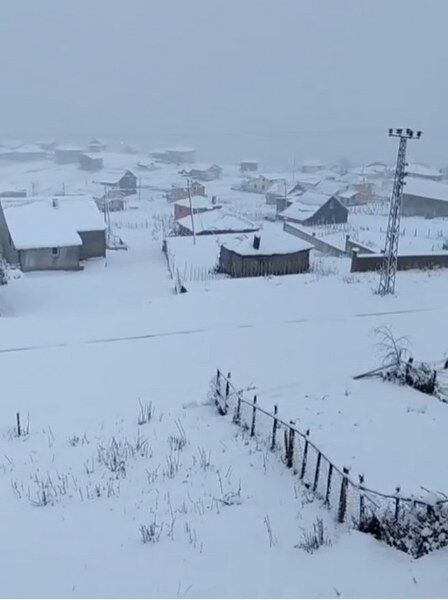 Karadeniz' mevsimin ilk karı düştü! Yollar kapandı