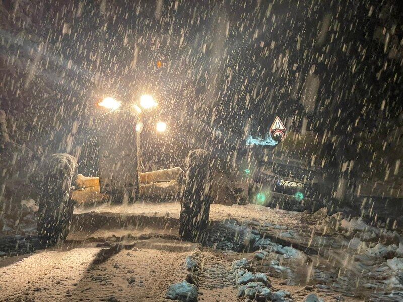 Karadeniz' mevsimin ilk karı düştü! Yollar kapandı