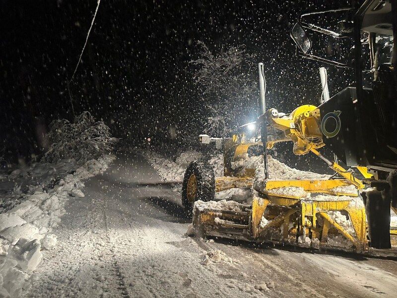Karadeniz' mevsimin ilk karı düştü! Yollar kapandı